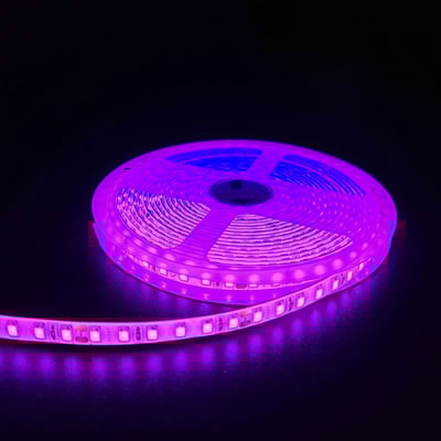 En 5 meter lang pink LED-strip på en rulle, lysende i mørket med 120 LED/meter.
