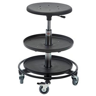 Sigma montørstol med sort skumsæde og dobbelt bakke, justerbar højde fra 37-50 cm, stående på 5 hjul.