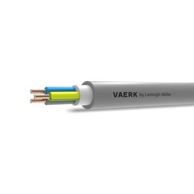 VAERK installationskabel 3G2,5 med tre synlige kobberledere, gul/grøn, blå og brun, med grå kappe.