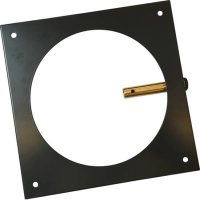 Afdækningsplade FR3AFD-001 i sort metal til muret skorsten, med et stort cirkulært hul og messingdetalje til fastgørelse.