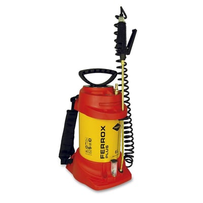 Gul og rød 5 liters højtryksprøjte fra Ferrox Plus, designet til kemisk rengøring og desinfektion med en bærerem.
