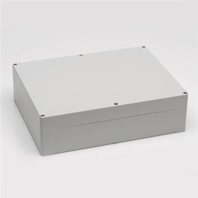 Bernstein CT-822 ABS-kasse på 200x150x75 mm i lysegrå med snaplukke og synlige skruer, præsenteret på hvid baggrund.