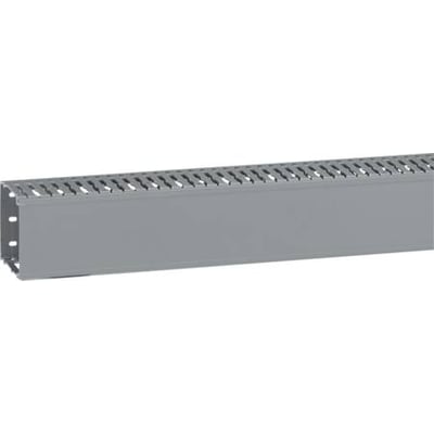Legrand blyfri ledningskanal i grå plast, B40 x H60 mm, med 6 mm slidser og afrundede hjørner på hvid baggrund.
