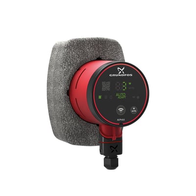 Grundfos ALPHA3 cirkulationspumpe i rød med sort frontpanel og display, isoleringsskal og 1" tilslutning, sat op mod hvid baggrund.