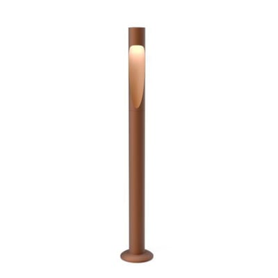 Louis Poulsen Flindt Garden pullert i cortenfarvet aluminium, med en asymmetrisk udskæring der kaster et blødt lys nedad.