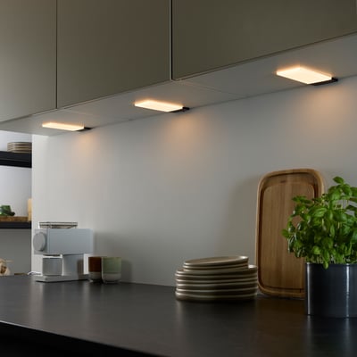 Loevschall Polaris Square LED lys med tænd/sluk sensor monteret under køkkenskabe, lyser effektivt op.