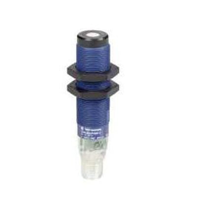 Schneider Electric M18 ultralydsføler med PNP NO output og 0,5m sensorafstand, vist med M12 stik og monteringsflanger.