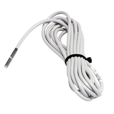 Tæt på Danfoss MBT 153 temperaturføler med et langt, hvidt PVC-kabel, der er organiseret med et sort kabelbind.