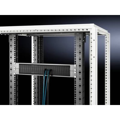 Rittal 19" 1 HE kabelindføringspanel med sort børsteliste, monteret i et rack med kabler.