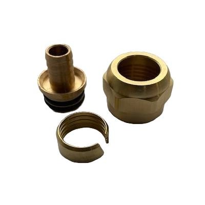 Komplet koblingssæt i messing til GP rødgods fordelerrør, viser en nippel, en muffe og en klemring på hvid baggrund.