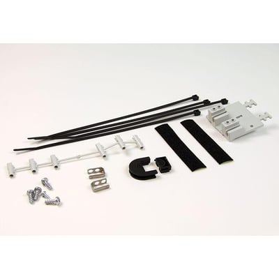 CommScope BUDI-2S-CTB-01 kabelaflastningsenhed med trækstang, forsegling, velcrobånd, skruer og kabelbindere på hvid baggrund.