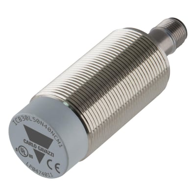 Carlo Gavazzi induktiv aftaster M30 med langt, forniklet metalhus, vist skråt med gevind og grå front.