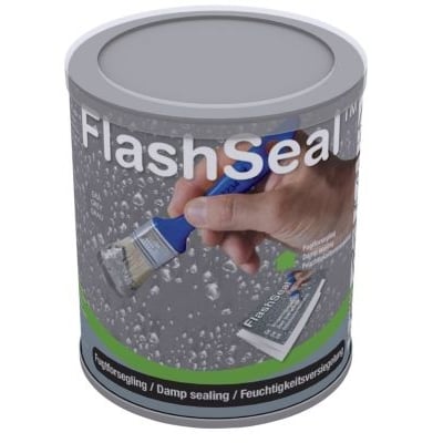 En dåse grå Perform Flash Seal fugtforsegling med pensel i brug, hvor der ses en hånd male et gråt underlag med produktet.