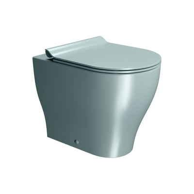 GSI Tono back-to-wall-toilet med geniusflush i mat ghiaccio, vist skråt forfra med toiletsæde og låg.