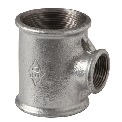 Galvaniseret t-stykke i blødstøbt udførsel med dimensioner 3/4x1/2x1/2 tommer, detaljeret med indvendige og udvendige gevind.