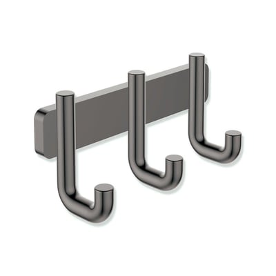 HEWI krog fra Serie 480 med tre kroge på en fælles vægplade, vist i mørk, børstet metallisk finish.