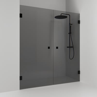 Svedbergs dobbelt bruseniche med to røgfarvede glasdøre og matsorte beslag, vist forfra med bruser bag glasset.