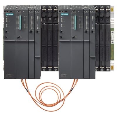 Siemens SIMATIC S7-400H 412-5H system-bundle med flere moduler forbundet med orange kabler, vist på en hvid baggrund.