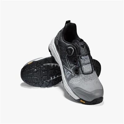 Et par Solid Gear Grit sikkerhedssko str. 43, hvor den ene sko viser ydersålen med Vibram logo og mønster.