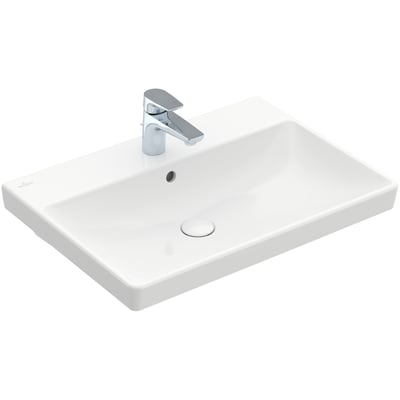 Hvid, firkantet Villeroy & Boch Avento håndvask på 650 mm set skråt forfra med hanehul og overløb.