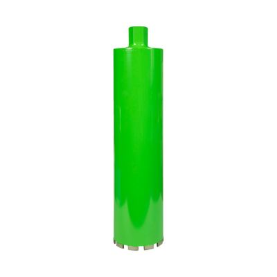 Eibenstock diamantbor, Ø121 mm og 450 mm langt, med grøn cylindrisk krop og segmenter nederst.
