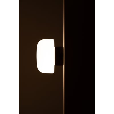 Ifö Electric Solenne loft- og væglampe i sort med mat opalglas, vist tændt på en mørk væg.