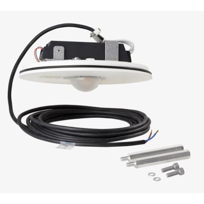 Louis Poulsen Toldbod Outdoor LED-lygte i hvid med 20W effekt og 1988 lm, vist med kabel og monteringsdele.