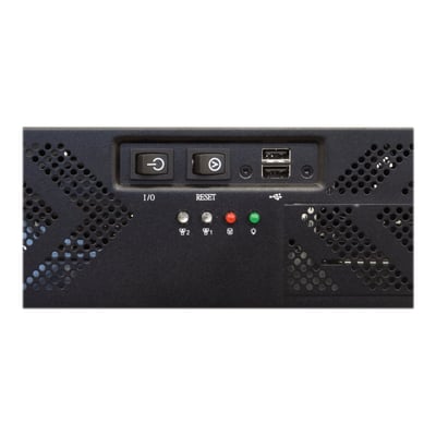 Frontpanel detalje på Chieftec UNC-210T-B-U3-OP rack kabinet med strømknap, reset-knap og USB-porte.