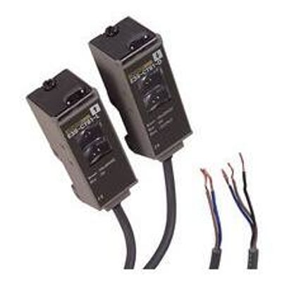 Omron fotoelektrisk sensor E3S-CT61 med 2m kabel og synlige ledninger på en lys baggrund.