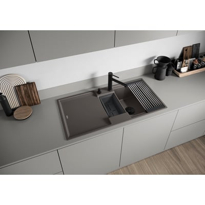 BLANCO alta-s ii køkkenarmatur i sort mat, monteret på en grå bordplade med en undermonteringsvask og en udtræksbruser. Tilbehør som rullebakke og sæbedispenser ses også.