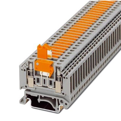 Detaljebillede af Phoenix Contact Terminal MTK-P/P knivskilleklemme, viser nærbillede af skrueterminaler og orange afbrydere.
