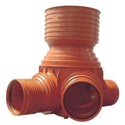 Rødbrun Uponor TP3-inspektionsbrønd med 425 mm opføring, 160 mm gennemløb og venstre tilløb.
