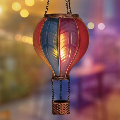 Veli Line Solar Air Balloon lampe med 20 LED, der simulerer en realistisk flammeeffekt. Lampen har en farverig ballon i rød og blå, ophængt med kæder til en flettet kurv.