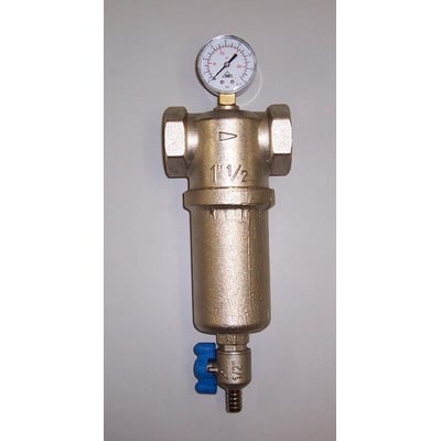 CMA Armatur Self Clean vandfilter 1 1/2" med manometer og afløbstud på grå baggrund.