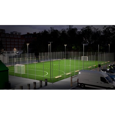 Ansell Lighting Aztec projektør oplyser en fodboldbane om natten med et parkeret hvidt varevogn i forgrunden.