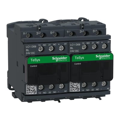 Detaljeret billede af Schneider Electric TeSys D reverseringskontaktor, der viser skrueterminaler og grønne Schneider Electric mærkater.
