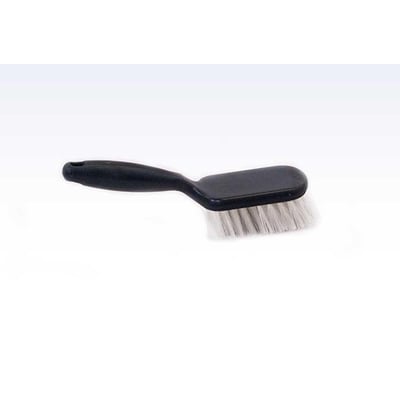 Roliba spandebørste i sort plast med stive, hvide nylonfibre og ergonomisk håndtag på hvid baggrund.