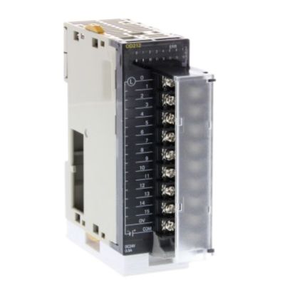 Nærbillede af Omron CJ1W digital PLC output unit med 16 udgange og skrueløs klemterminal, med tilsluttede ledninger.