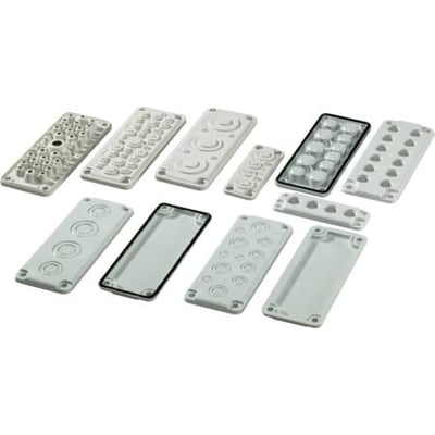 Et udvalg af Fibox gevindflanger og kabinetter i forskellige størrelser og designs, alle i hvid plast og arrangeret på en hvid baggrund.