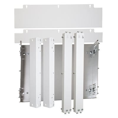 Schneider Electric rammekit til planforsænkning af FDP221, der viser ramme, bagplade og monteringssøjler på hvid baggrund.