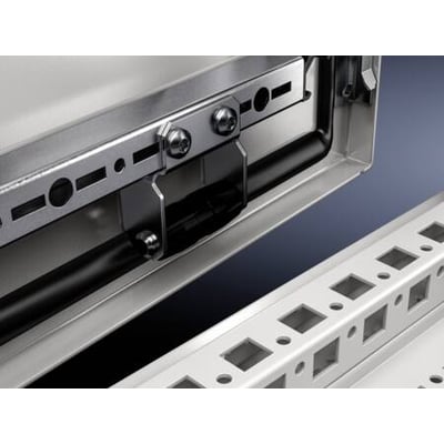 Nærbillede af Rittal påløbsrulle VX monteret på kabinet, vist sammen med perforeret metalprofil.