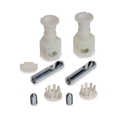 Monteringssæt til væghængt toilet med to hvide plastisk-fastgørelseselementer, to metal-rør og små metal- og plastiksømbeslag.