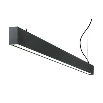 Slankt sort SG Armaturen Inspire 1500 LED armatur med prismatisk diffuser, hængende i stålwirer.