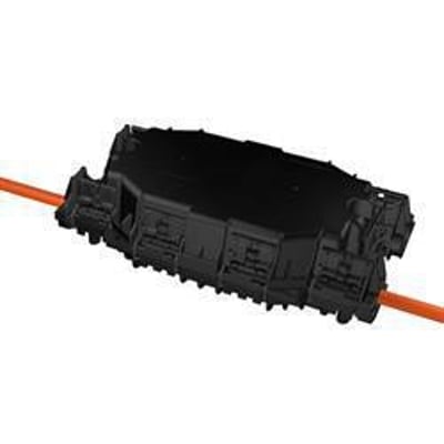 Sort CommScope SCIL-B-fibermuffe til 24 fiber med kabler ført gennem muffens porte i begge ender.