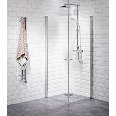 Vetro svingdør med 89cm bredde, fremstillet af 6mm hærdet klart glas med justerbar aluprofil, installeret i et moderne badeværelse med hvide fliser.