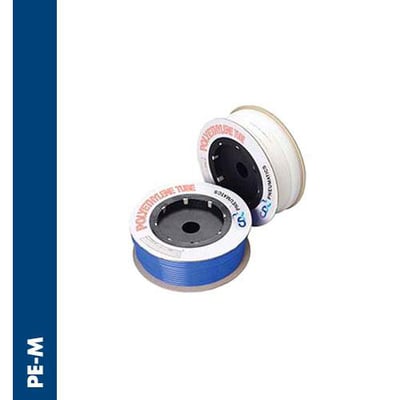 To ruller med PE slanger, 7x10 mm naturfarvet og blå, der er 100 meter lange. Den blå rulle er forrest, og den naturfarvede er placeret bagved.