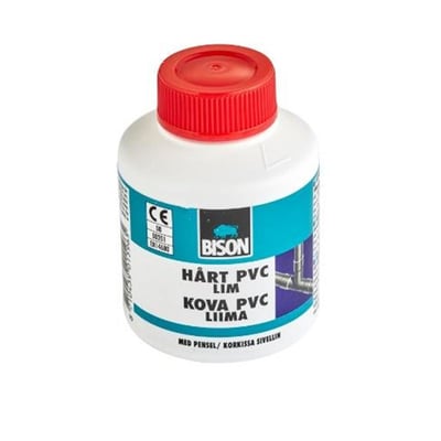 Nærbillede af Bison PVC lim flaske med rød skruelåg og label, der viser CE-mærke og en illustration af PVC-rørsamling.
