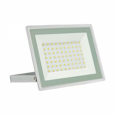 Hvid SpectrumLED 50 W projektør set skråt forfra med synlige LED-dioder og justerbart monteringsbeslag.