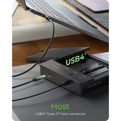 Sort ICY BOX-dockingstation til fire M.2 NVMe-SSD'er med USB 4.0 og åbent låg, tilsluttet en bærbar computer.
