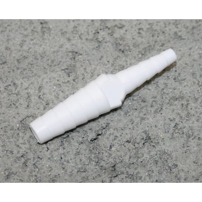 Hvid plast slangesamler med lige reduktion fra Ø7-11mm til Ø10-15mm, vist på en grå, ru overflade.